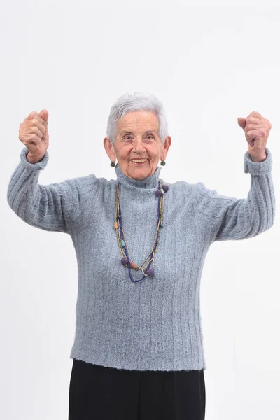 Senior kvinna att höja armarna och leende i seger logga på whi — Stockfoto