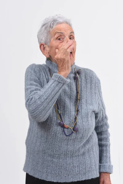 Mondani egy titkot idősebb nő — Stock Fotó