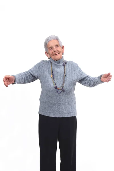 Ηλικιωμένη γυναίκα που θέλει να σας δώσει μια αγκαλιά σε λευκό φόντο — Φωτογραφία Αρχείου