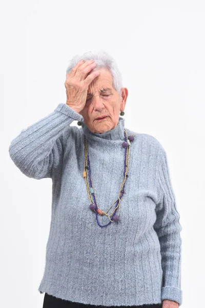 흰 배경에 두 통을 앓고 있는 노인 — 스톡 사진