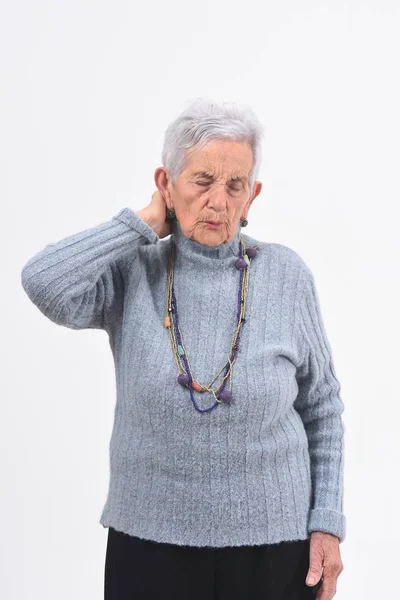 Senior kobieta z bólem szyi, na białym tle — Zdjęcie stockowe