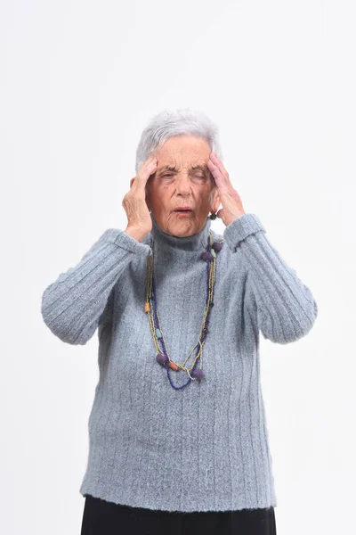 흰 배경에 두 통을 앓고 있는 노인 — 스톡 사진