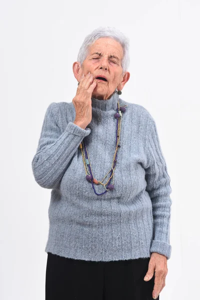Старша жінка з зубним болем на білому тлі — стокове фото