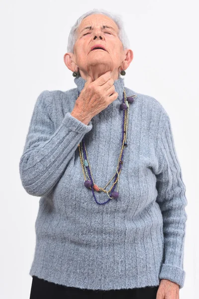 Senior vrouw met pijn in de luchtpijp witte achtergrond — Stockfoto