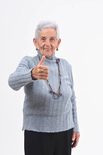 Retrato de mulher sênior com polegares para cima no branco — Fotografia de Stock