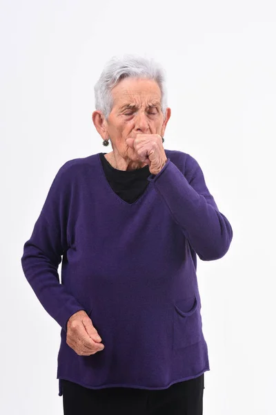 Senior kobieta z kaszlem na białym tle — Zdjęcie stockowe