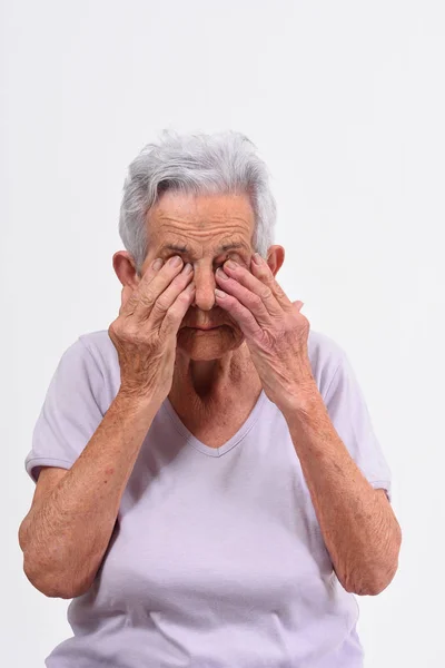 Senior vrouw met ogen op witte achtergrond — Stockfoto