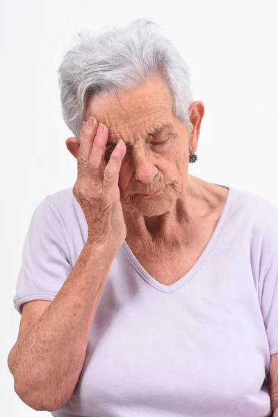 有白色背景头痛的老年妇女 — 图库照片