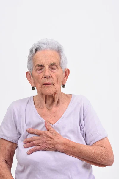 Senior Kobieta Ręką Serca Dla Strachu — Zdjęcie stockowe