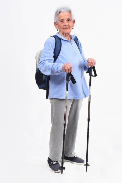 Senior kvinna hiker på vit bakgrund — Stockfoto