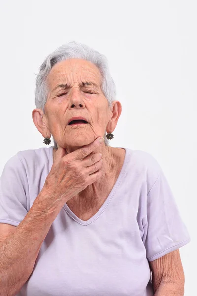 Senior vrouw met nek op witte achtergrond — Stockfoto