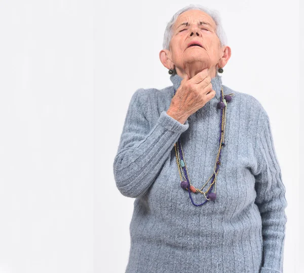 Senior vrouw met pijn in de luchtpijp witte achtergrond — Stockfoto