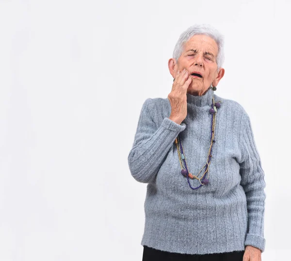 Senior kobieta z ból zęba na białym tle — Zdjęcie stockowe