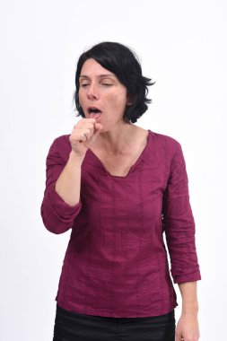 Beyaz arka planda öksüren kadın.