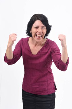 kadın kollarını yükseltmek ve beyaz arka zafer işareti gülümsüyor