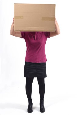 yüzünün önünde bir paket ile kadın