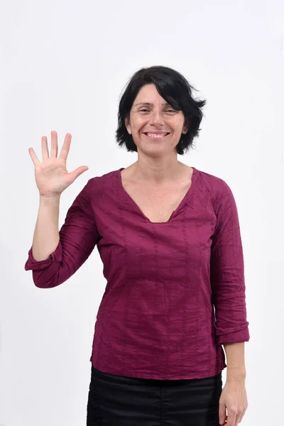 Женщина с открытой рукой и номер пять на белом фоне — стоковое фото