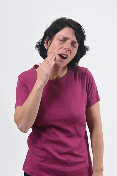 Kobieta w średnim wieku z zęba na białym tle — Zdjęcie stockowe