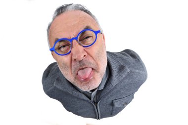 adam beyaz üzerinde alay yapma