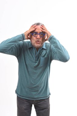 Beyaz arka plan müziği üzerinde unutkanlık veya sürpriz ifade ile adam