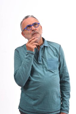 adam beyaz arka plan üzerinde bir şüphe veya soru sahip