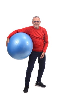 Beyaz arka planda topu ile adam