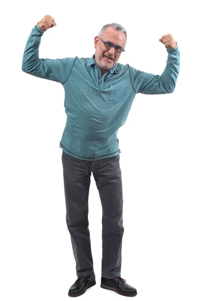 Mężczyzna podnosząc ramiona i uśmiechając się w znak zwycięstwa na białym ekspresyjne — Zdjęcie stockowe