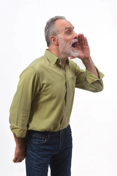 Hombre poniendo una mano en la boca y está gritando sobre fondo blanco — Foto de Stock