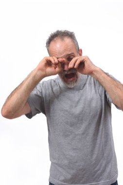 Beyaz arka planda gözler ağrısı ile adam