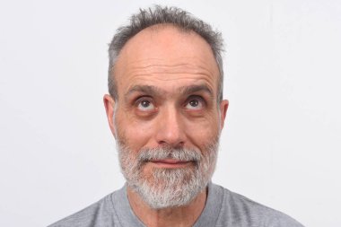 Beyaz arka plana bakan bir adamın portresi