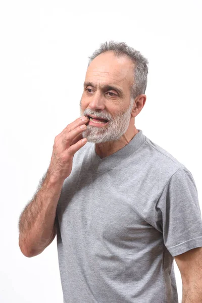 흰색 바탕에 입술에 통증이 있는 남자 — 스톡 사진