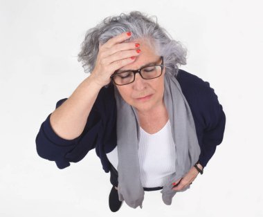 Beyaz arka planda baş ağrısı olan kadın.