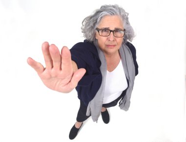 Kadın elleriyle durur.