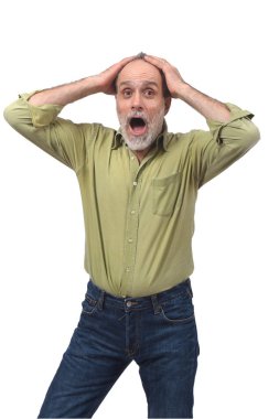 Beyaz arka plan müziği üzerinde unutkanlık veya sürpriz ifade ile adam