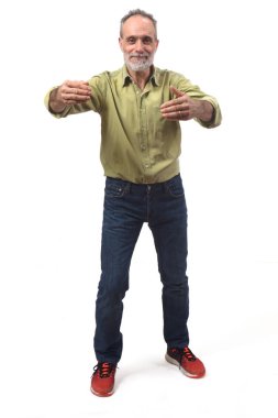 adam beyaz arka planda sarılma