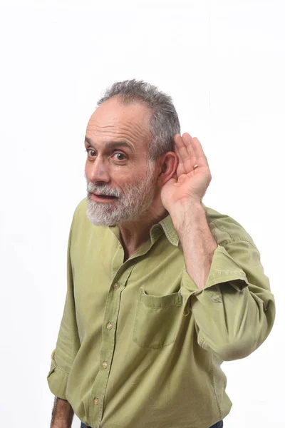 Hombre poniendo una mano en su oreja porque ella no puede oír en blanco —  Fotos de Stock