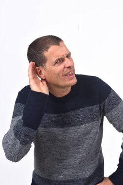 o beyaz duyamıyorum çünkü adam kulağına bir el koyarak 