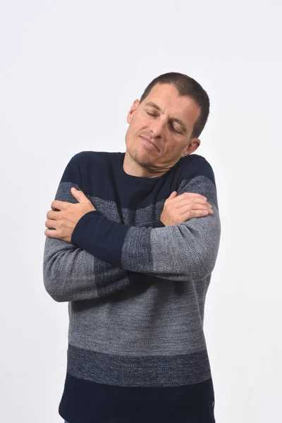 Homem abraçando no fundo branco — Fotografia de Stock