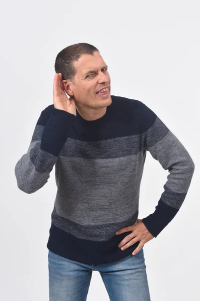 Homem colocando uma mão em seu ouvido porque ela não pode ouvir no branco — Fotografia de Stock