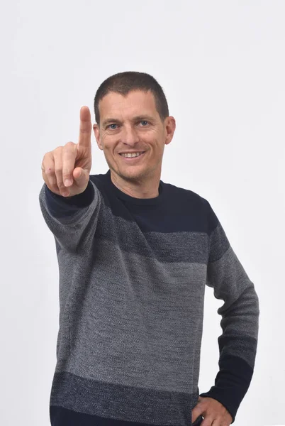 Senior Mann mit Finger in Form einer Zahl — Stockfoto