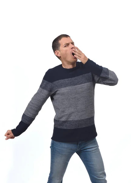 Homem bocejando no fundo branco — Fotografia de Stock