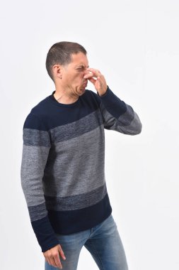 Bir SME yapar, çünkü parmaklarıyla burnunu kaplayan adam