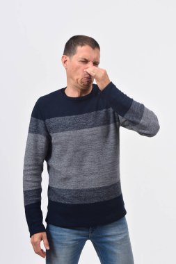 Bir SME yapar, çünkü parmaklarıyla burnunu kaplayan adam