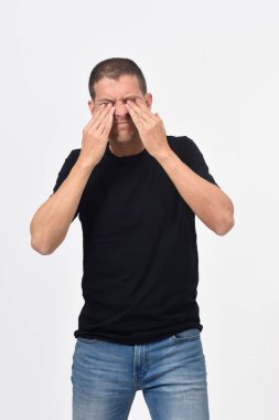 Beyaz arka planda gözler ağrısı ile adam