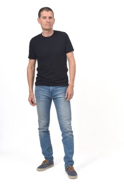 beyaz kot ile orta yaş adam tam portre