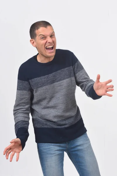 Homem gritando e fúria no fundo branco — Fotografia de Stock