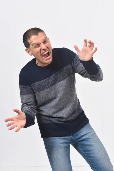 Hombre gritando y furioso sobre fondo blanco — Foto de Stock