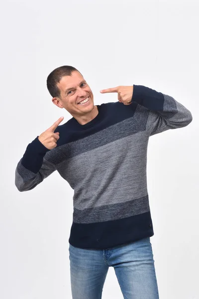 Homem com dedos mostrando seu sorriso — Fotografia de Stock