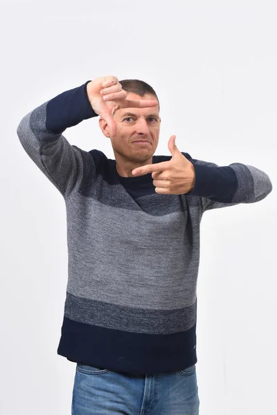 Man making the gesture of frame — Stock Photo, Image