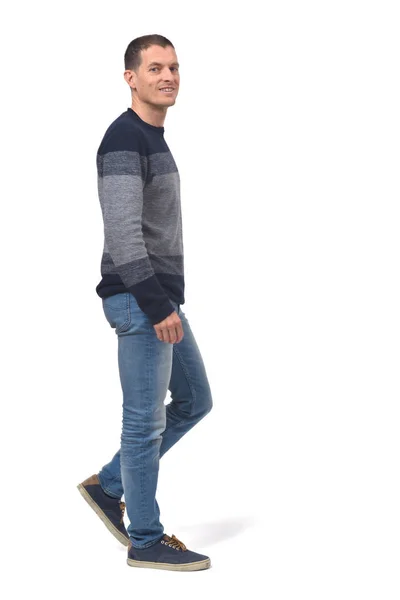 Ritratto completo di un uomo di mezza età che cammina con jeans su bianco — Foto Stock